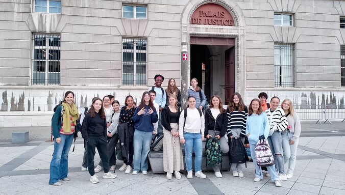 Le groupe CAOA devant le Palais de Justice